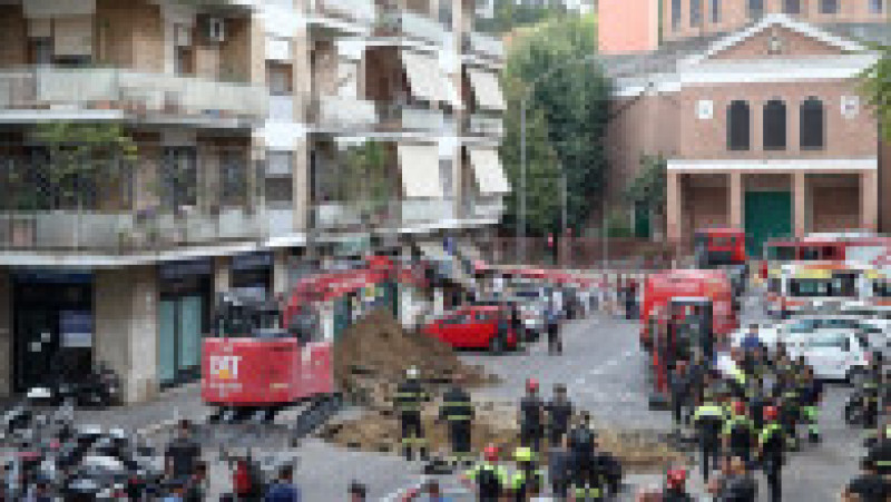 Operațiune de salvare de proporții la Roma, după ce patru hoți au fost blocați în tunelul pe care îl săpau ca să ajungă la o bancă FOTO: Profimedia Images | Poza 1 din 25