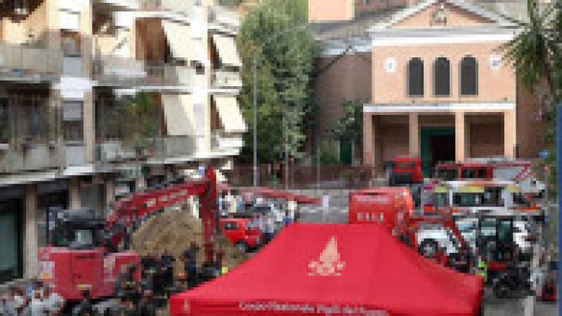 Operațiune de salvare de proporții la Roma, după ce patru hoți au fost blocați în tunelul pe care îl săpau ca să ajungă la o bancă FOTO: Profimedia Images | Poza 17 din 25