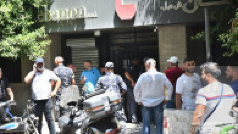 Un bărbat a luat ostatici angajaţii unei bănci din Beirut pentru a-şi recupera banii din cont. El s-a predat după 6 ore. Foto: Profimedia | Poza 1 din 10