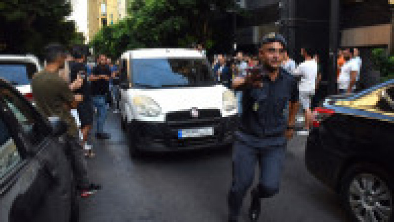Un bărbat a luat ostatici angajaţii unei bănci din Beirut pentru a-şi recupera banii din cont. El s-a predat după 6 ore. Foto: Profimedia | Poza 6 din 10