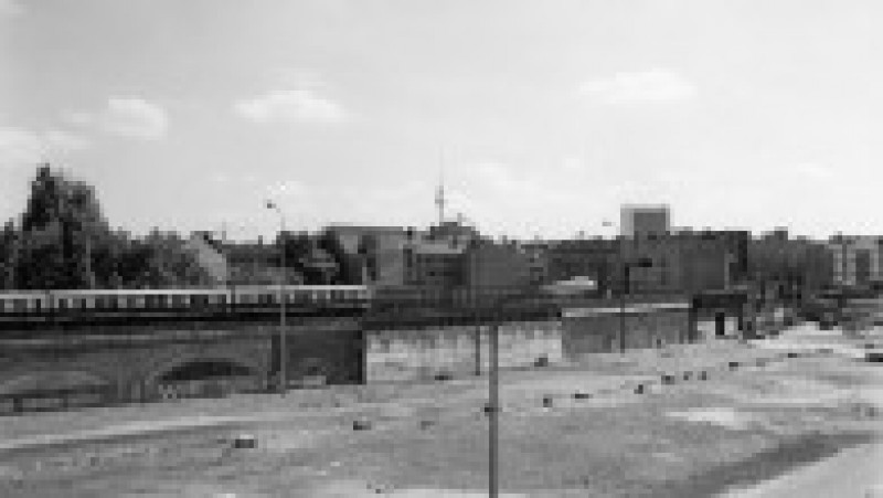 
Pe 13 august 1961 a început construcția Zidului Berlinului, care a împărțit capitala Germaniei în două vreme de zeci de ani. Sursa foto: Profimedia Images | Poza 21 din 38