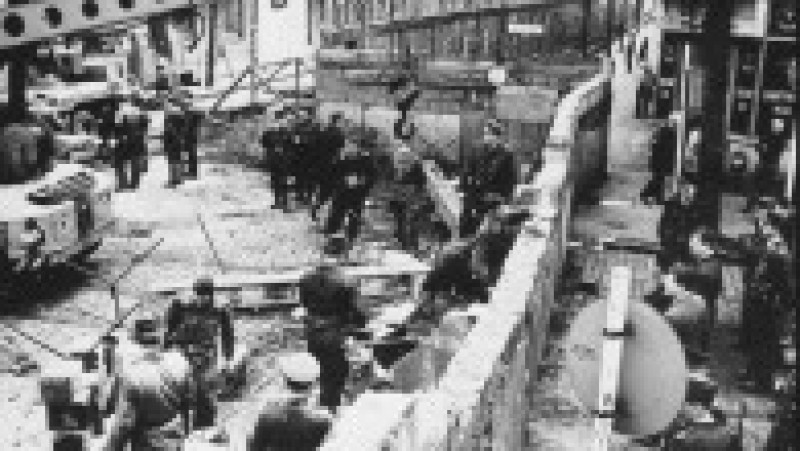 
Pe 13 august 1961 a început construcția Zidului Berlinului, care a împărțit capitala Germaniei în două vreme de zeci de ani. Sursa foto: Profimedia Images | Poza 13 din 38