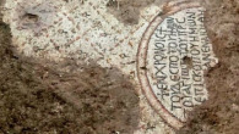 Inscripția începe cu cuvintele: „Constantin, robul lui Hristos”. Dedicația se referă la ctitorul bisericii, conform tradiției bizantine a mozaicurilor, dar nu este vorba despre împăratul roman Constantin cel Mare, potrivit arheologilor. Captură foto: Twitter / @RomanMiddleEast | Poza 3 din 8