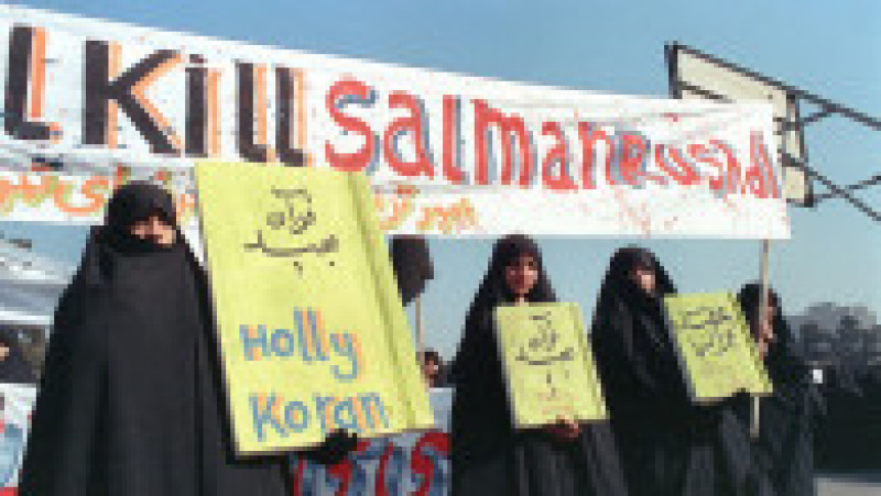 Femei din Teheran cer uciderea lui Salman Rushdie, în februarie 1989 Foto: Profimedia Images | Poza 3 din 18