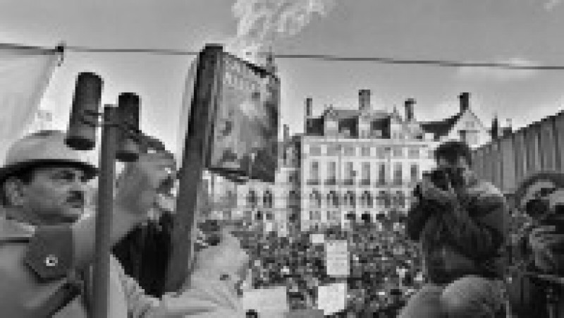 Cartea „Versetele satanice” a lui Salman Rushdie, arsă în timpul unor demonstrații în Marea Britanie Foto: Profimedia Images | Poza 5 din 18