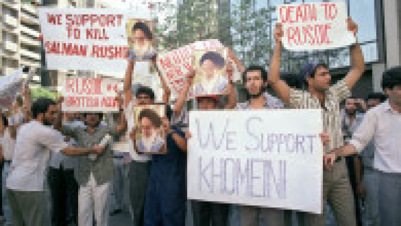 Manifestație în fața Ambasadei britanice de la Teheran, în martie 1989, după ce ayatollahul Khomeini a emis decretul religios în care cere uciderea lui Salman Rushdie Foto: Profimedia Images | Poza 1 din 18