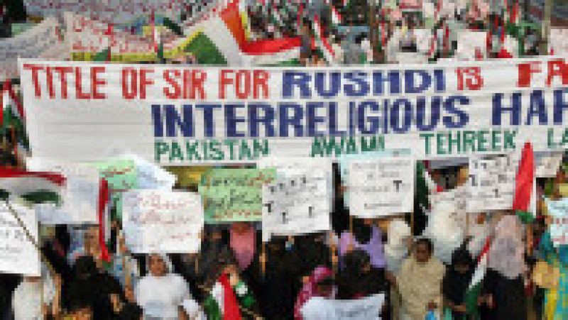 Proteste antibritanice la Islamabd după înnobilarea lui Salman Rushdie Foto: Profimedia Images | Poza 8 din 18