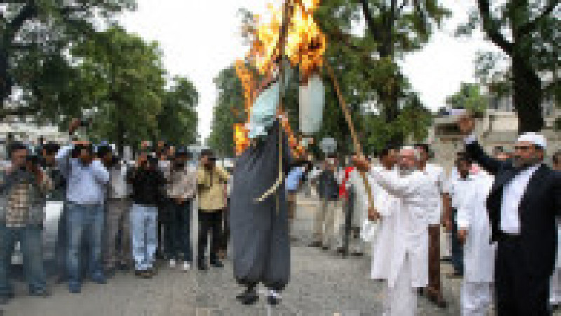 Manifestanți în Pakistan care ard efigia lui Salman Rushdie, în iunie 2007 Foto: Profimedia Images | Poza 2 din 18
