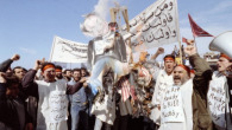 Demonstrație anti-Salman Rushdie în Beirut, februarie 1989 Foto: Profimedia Images | Poza 6 din 18