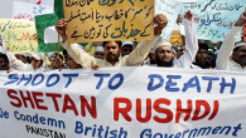 Proteste anti-britanice la Islamabad, Pakistan, după ce Regina l-a înnobilat pe Salman Rushdie Foto: Profimedia Images | Poza 7 din 18