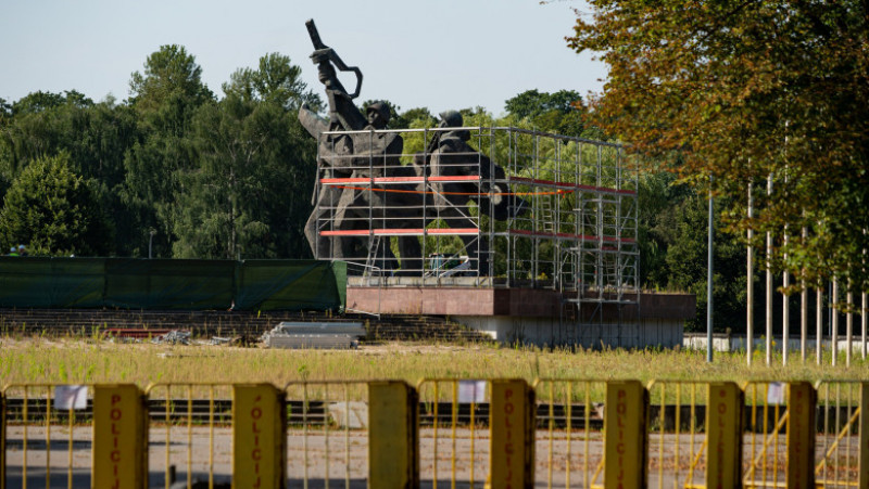 Muncitorii au început demolarea monumentului sovietic din Riga, Letonia. Foto: Profimedia