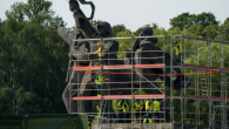 Muncitorii au început demolarea monumentului sovietic din Riga, Letonia. Foto: Profimedia | Poza 2 din 11