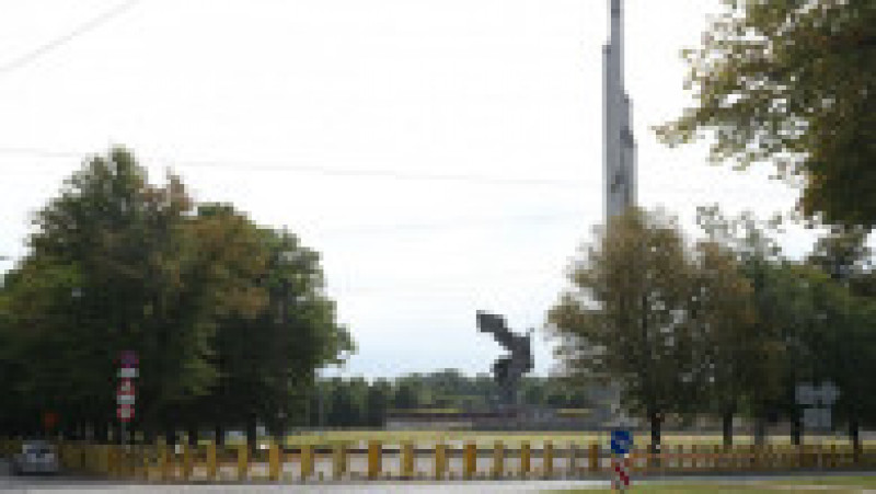 Letonia a demolat un monument sovietic emblematic din Riga, locul de întâlnire al susținătorii Kremlinului. Sursa foto: Profimedia Images | Poza 13 din 17