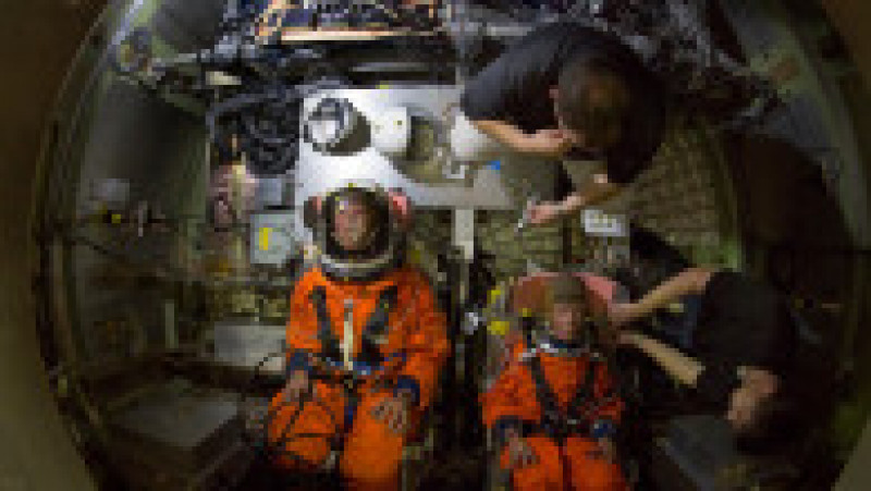 Manechinul Moonikin Campos, care va purta costumul Sistemul de supraviețurie al echipajului Orion (OCSS), va colecta date utile care pot oferi indicii despre ceea ce vor avea de înfruntat astronauții în timpul viitoarelor misiuni. Foto: Profimedia Images | Poza 4 din 12