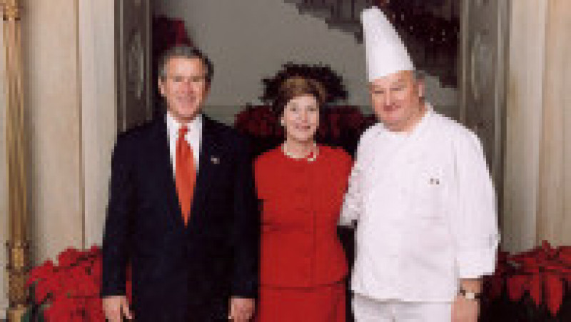 Roland Mesnier alături de cuplul prezidențial Bush - Fiul. Foto: Profimedia Images | Poza 3 din 5