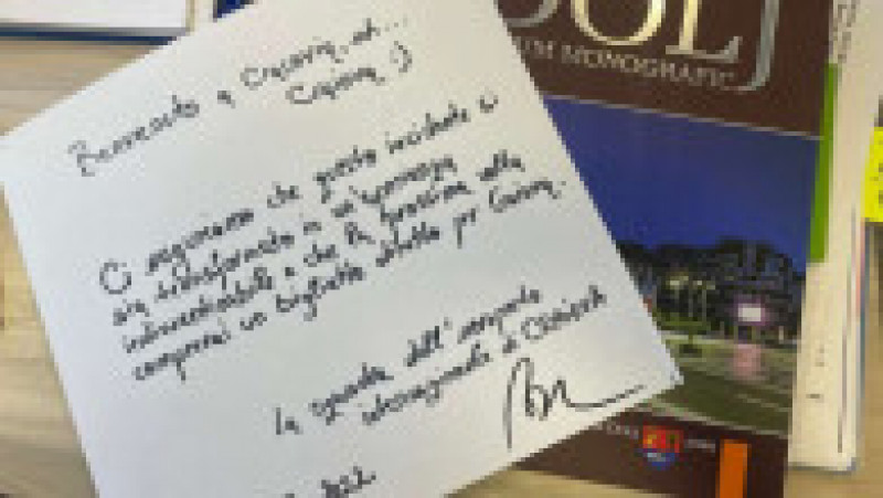 Scrisoare de bun venit pentru italienii ajunși la Craiova. Foto: Aeroportul Internațional Craiova | Poza 1 din 3