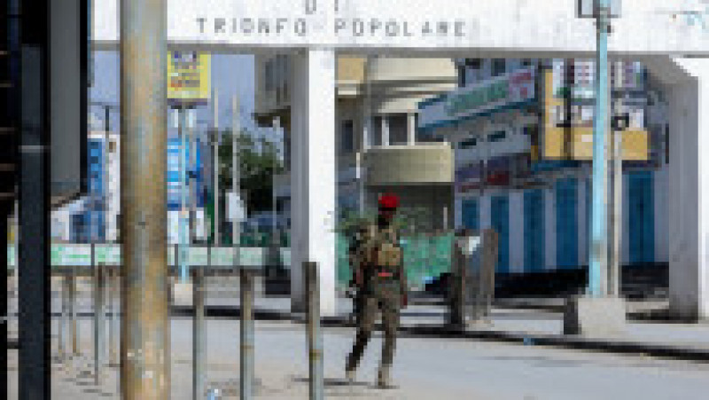 Cel puţin 13 civili au fost ucişi în confruntările dintre islamişti radicali shebab, care au atacat un hotel din Mogadiscio, şi forţele de securitate. Foto-Profimedia | Poza 3 din 7