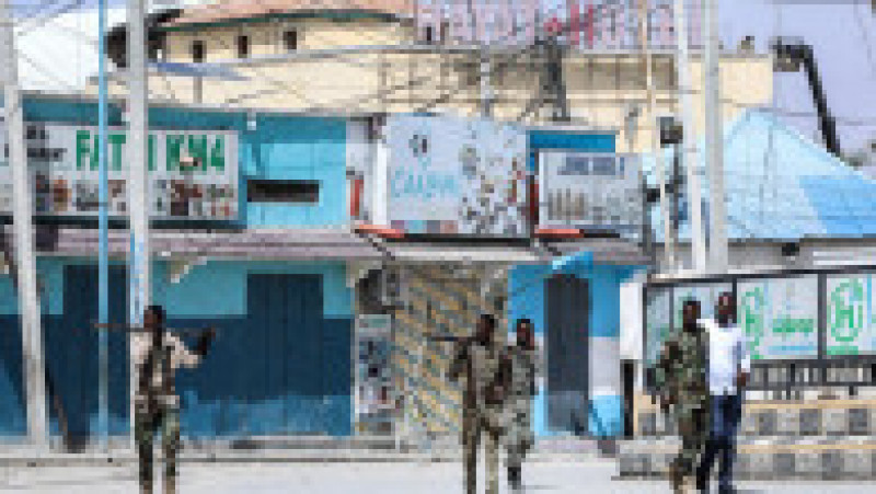 Cel puţin 13 civili au fost ucişi în confruntările dintre islamişti radicali shebab, care au atacat un hotel din Mogadiscio, şi forţele de securitate. Foto-Profimedia | Poza 4 din 7