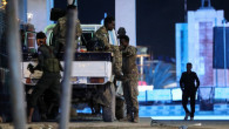 Cel puţin 13 civili au fost ucişi în confruntările dintre islamişti radicali shebab, care au atacat un hotel din Mogadiscio, şi forţele de securitate. Foto-Profimedia | Poza 7 din 7