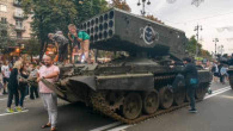 Ucrainenii au organizat sâmbătă o paradă a tancurilor capturate sau distruse de la ruși, în centrul Kievului. Foto Profimedia Images | Poza 4 din 21