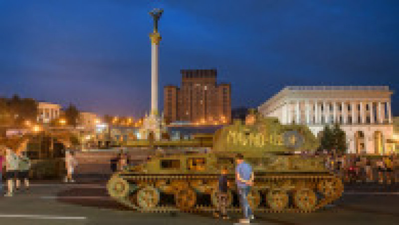 Ucrainenii au organizat sâmbătă o paradă a tancurilor capturate sau distruse de la ruși, în centrul Kievului. Foto Profimedia Images | Poza 15 din 21