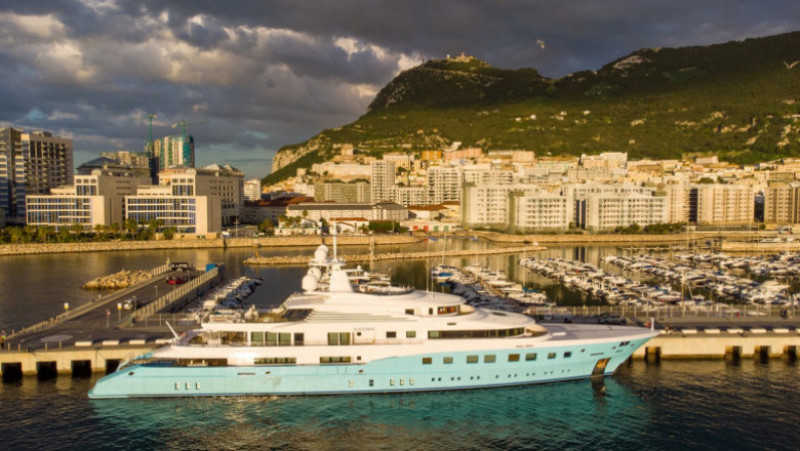 Superiahtul Axioma este ancorat din martie în portul Gibraltar Foto: Profimedia Images