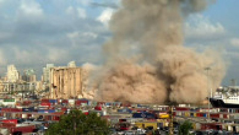 Un nor de fum s-a format după prăbuşirea a opt turnuri ale structurii avariate de suflul exploziei produse la 4 august 2020 şi care a devastat cartiere întregi ale capitalei libaneze, provocând peste 200 de morţi şi 6.500 de răniţi. Sursa foto: Profimedia Images | Poza 4 din 15