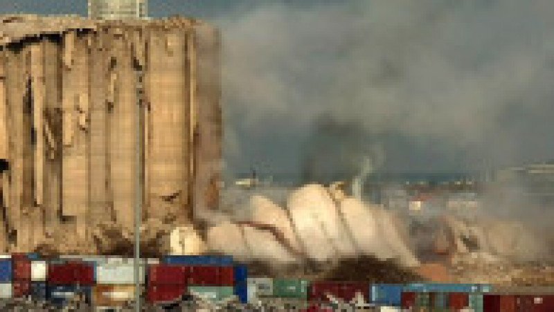 Un nor de fum s-a format după prăbuşirea a opt turnuri ale structurii avariate de suflul exploziei produse la 4 august 2020 şi care a devastat cartiere întregi ale capitalei libaneze, provocând peste 200 de morţi şi 6.500 de răniţi. Sursa foto: Profimedia Images | Poza 7 din 15