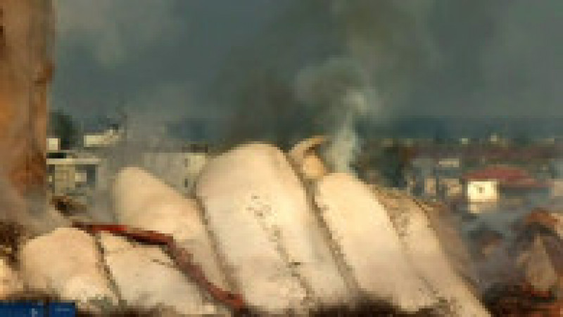 Un nor de fum s-a format după prăbuşirea a opt turnuri ale structurii avariate de suflul exploziei produse la 4 august 2020 şi care a devastat cartiere întregi ale capitalei libaneze, provocând peste 200 de morţi şi 6.500 de răniţi. Sursa foto: Profimedia Images | Poza 6 din 15