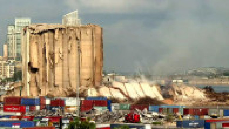Un nor de fum s-a format după prăbuşirea a opt turnuri ale structurii avariate de suflul exploziei produse la 4 august 2020 şi care a devastat cartiere întregi ale capitalei libaneze, provocând peste 200 de morţi şi 6.500 de răniţi. Sursa foto: Profimedia Images | Poza 9 din 15