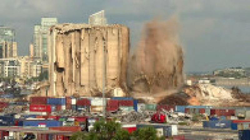 Un nor de fum s-a format după prăbuşirea a opt turnuri ale structurii avariate de suflul exploziei produse la 4 august 2020 şi care a devastat cartiere întregi ale capitalei libaneze, provocând peste 200 de morţi şi 6.500 de răniţi. Sursa foto: Profimedia Images | Poza 2 din 15