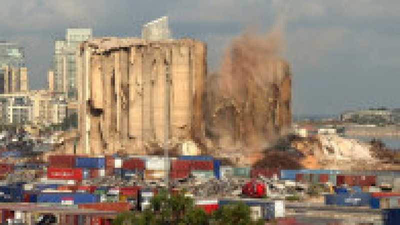 Un nor de fum s-a format după prăbuşirea a opt turnuri ale structurii avariate de suflul exploziei produse la 4 august 2020 şi care a devastat cartiere întregi ale capitalei libaneze, provocând peste 200 de morţi şi 6.500 de răniţi. Sursa foto: Profimedia Images | Poza 1 din 15