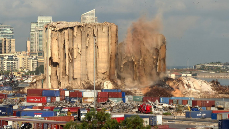 Un nor de fum s-a format după prăbuşirea a opt turnuri ale structurii avariate de suflul exploziei produse la 4 august 2020 şi care a devastat cartiere întregi ale capitalei libaneze, provocând peste 200 de morţi şi 6.500 de răniţi. Sursa foto: Profimedia Images