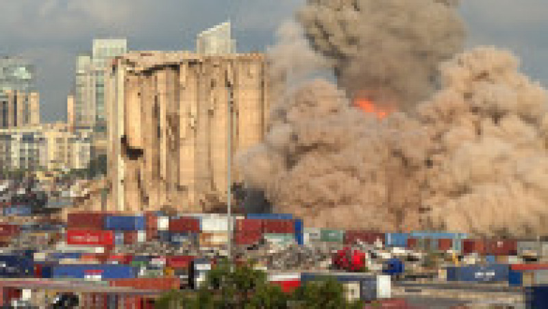 Un nor de fum s-a format după prăbuşirea a opt turnuri ale structurii avariate de suflul exploziei produse la 4 august 2020 şi care a devastat cartiere întregi ale capitalei libaneze, provocând peste 200 de morţi şi 6.500 de răniţi. Sursa foto: Profimedia Images | Poza 3 din 15