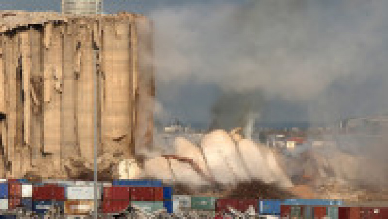 Un nor de fum s-a format după prăbuşirea a opt turnuri ale structurii avariate de suflul exploziei produse la 4 august 2020 şi care a devastat cartiere întregi ale capitalei libaneze, provocând peste 200 de morţi şi 6.500 de răniţi. Sursa foto: Profimedia Images | Poza 8 din 15