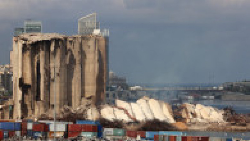 Un nor de fum s-a format după prăbuşirea a opt turnuri ale structurii avariate de suflul exploziei produse la 4 august 2020 şi care a devastat cartiere întregi ale capitalei libaneze, provocând peste 200 de morţi şi 6.500 de răniţi. Sursa foto: Profimedia Images | Poza 15 din 15