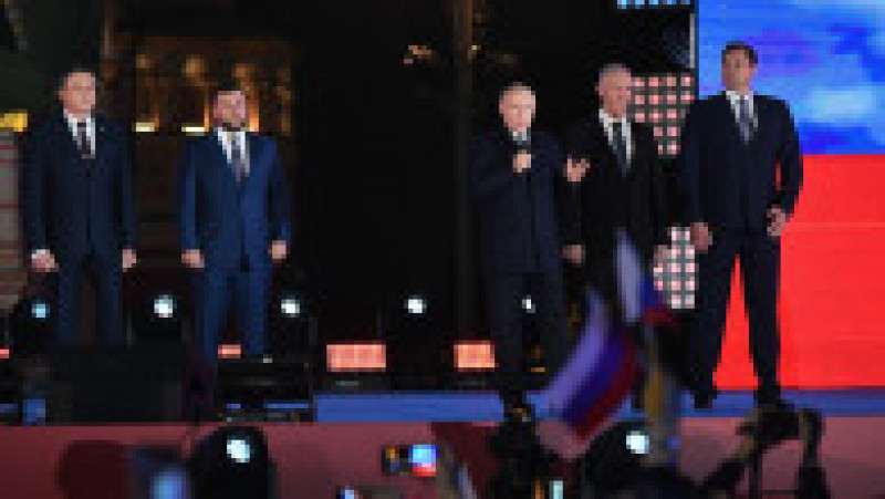 Vladimir Putin, prezent la concertul din Piața Roșie prin care rușii sărbătoresc anexarea ilegală a celor patru regiuni ucrainene. Foto: Profimedia Images | Poza 4 din 7