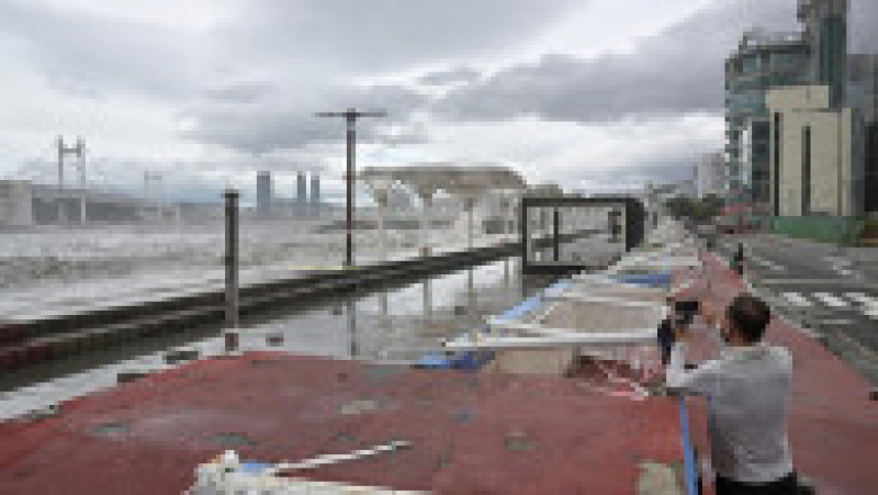 Cel puțin 10 persoane au murit în Coreea de Sud din cauza taifunului care a provocat valuri uriașe, rafale puternice de vânt și ploi torențiale. Sursa foto: Profimedia Images | Poza 25 din 27