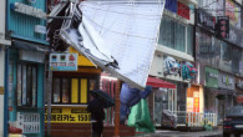 Cel puțin 10 persoane au murit în Coreea de Sud din cauza taifunului care a provocat valuri uriașe, rafale puternice de vânt și ploi torențiale. Sursa foto: Profimedia Images | Poza 22 din 27