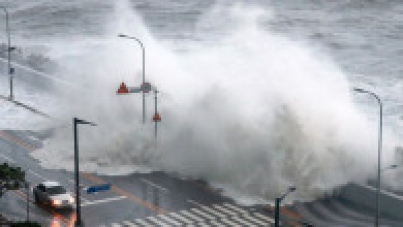 Cel puțin 10 persoane au murit în Coreea de Sud din cauza taifunului care a provocat valuri uriașe, rafale puternice de vânt și ploi torențiale. Sursa foto: Profimedia Images | Poza 3 din 27