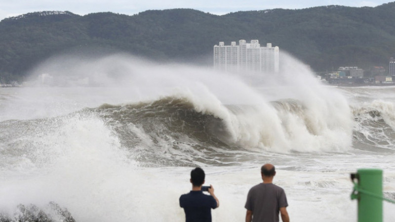 Cel puțin 10 persoane au murit în Coreea de Sud din cauza taifunului care a provocat valuri uriașe, rafale puternice de vânt și ploi torențiale. Sursa foto: Profimedia Images