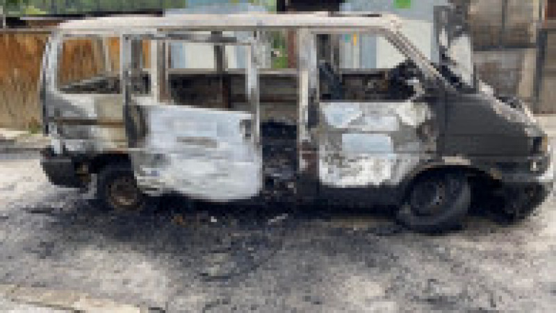 Dubița șoferului care a provocat un accident ușor a fost incendiată Foto: Facebook Radio Dorna | Poza 1 din 5