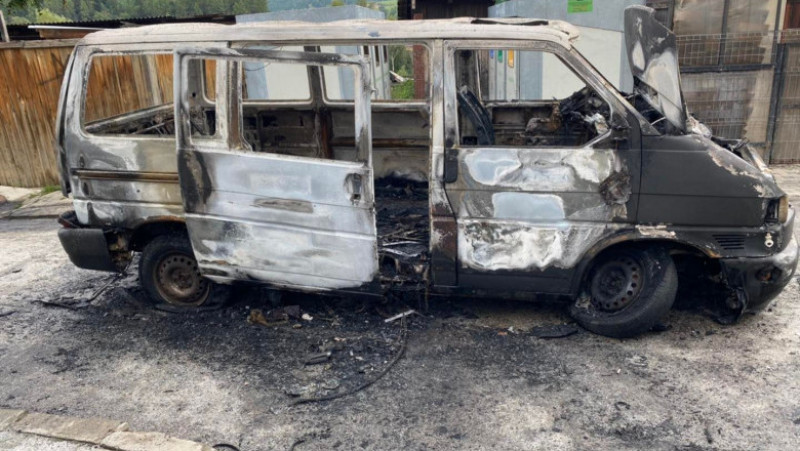Dubița șoferului care a provocat un accident ușor a fost incendiată Foto: Facebook Radio Dorna