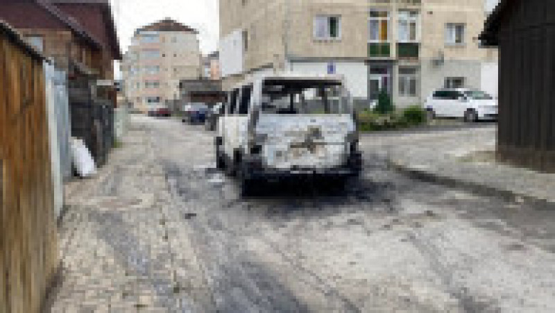 Mașina a fost incendiată de un prieten al proprietarului mașinii lovite ușor în parcare Foto: Facebook Radio Dorna | Poza 2 din 5