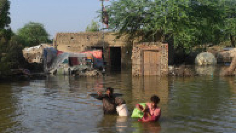O treime din suprafața țării se află sub ape și peste 1300 de oameni au murit. Sursa foto: Profimedia Images | Poza 10 din 20