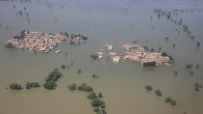 O treime din suprafața țării se află sub ape și peste 1300 de oameni au murit. Sursa foto: Profimedia Images | Poza 15 din 20