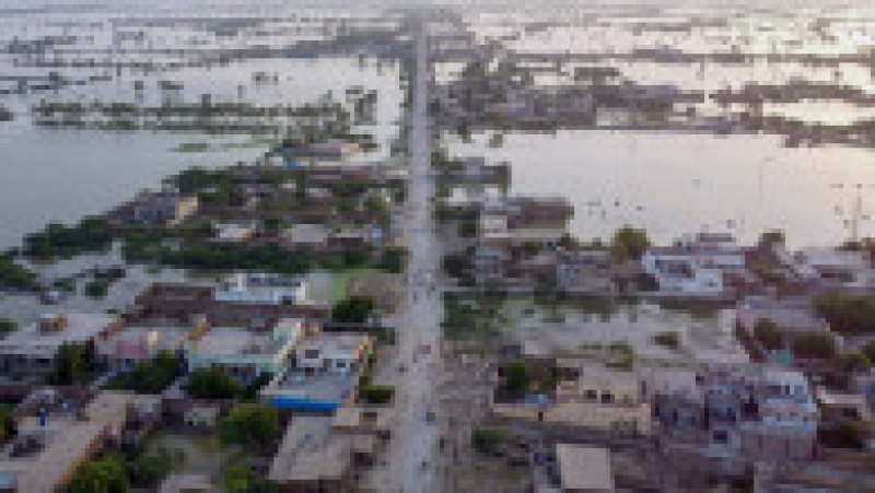 O treime din suprafața țării se află sub ape și peste 1300 de oameni au murit. Sursa foto: Profimedia Images | Poza 16 din 20