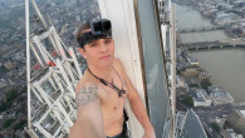 Adam Lockwood își face un selfie pe vârful clădirii The Shard. Foto: Facebook / Adam Lockwood | Poza 10 din 10