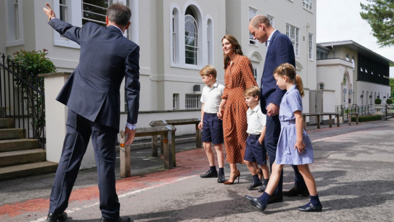Cei mai tineri membri ai familiei britanice merg la o școală nouă. Foto: Profimedia