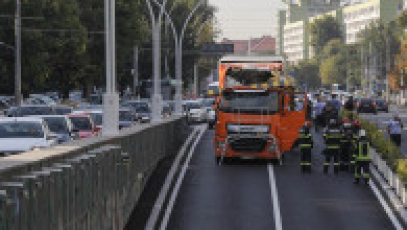 Circulația în pasajul Unirii a fost închisă, după ce TIR-ul a rupt limitatorul de înălțime. Foto: INQUAM / Photos Octav Ganea | Poza 4 din 17